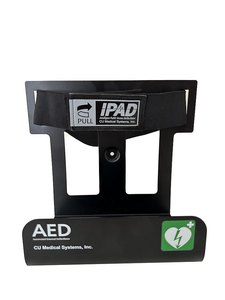 Schwarze Halterung für ein AED-Gerät, beschriftet mit 'PULL', 'IPAD' und 'AED' von CU Medical Systems.